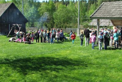 grupa-dzieci-przy-ognisku