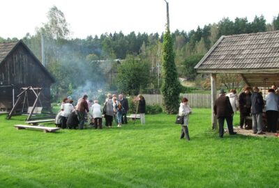 wycieczka-doros-ych-przy-ognisku